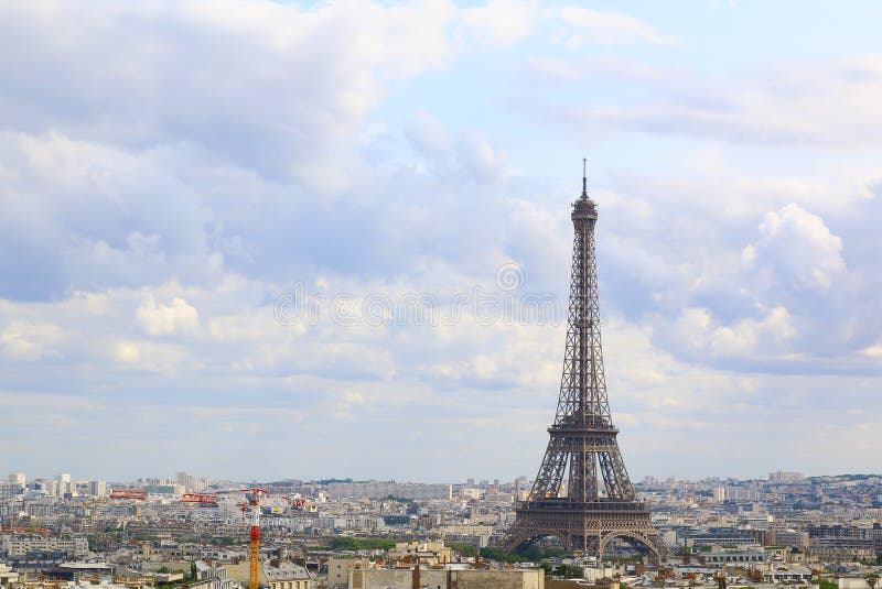 PARIS, EM JULHO DE 2017: Skyline da cidade de Paris com a torre Eiffel da fotografia de stock PARIS, EM JULHO DE 2017: Skyline da cidade de Paris com a torre Eiffel da fotografia de stock