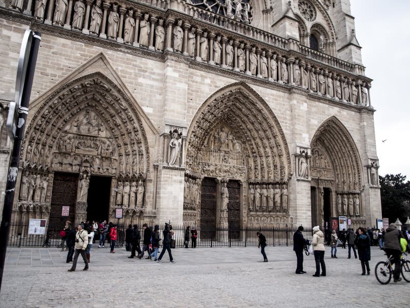 Paris, Fran?a 22 de fevereiro de 2013: Fragmento da eleva??o dianteira com a entrada ? catedral de Notre Dame em Paris fotos de stock Paris, Fran?a 22 de fevereiro de 2013: Fragmento da eleva??o dianteira com a entrada ? catedral de Notre Dame em Paris fotos de stock