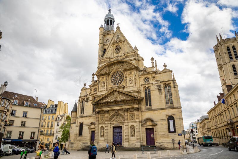 Paris, Fran?a - 24 04 2019: Saint Etienne du Mont Church no quarto latino, igreja gótico francesa no dia nebuloso, Paris fotografia de stock Paris, Fran?a - 24 04 2019: Saint Etienne du Mont Church no quarto latino, igreja gótico francesa no dia nebuloso, Paris fotografia de stock
