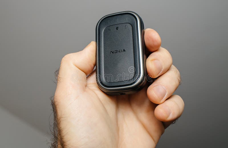 Angreb ilt Søg Man Holding Vintage Nokia GPS Bluetooth Module Editorial Photo - Image of  business, modern: 107421976