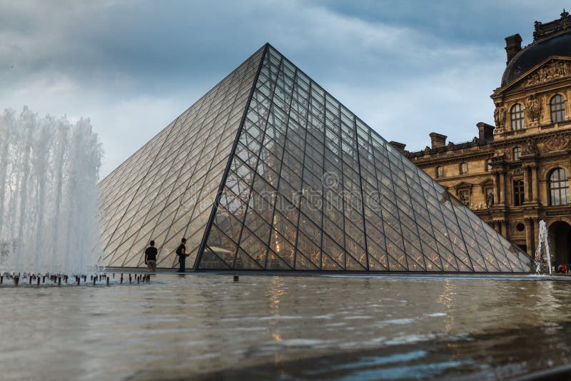 La Pyramide De Louvre Paris Au Coucher Du Soleil Photos