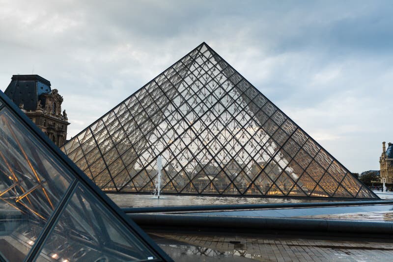 La Pyramide De Louvre Paris Au Coucher Du Soleil Photos