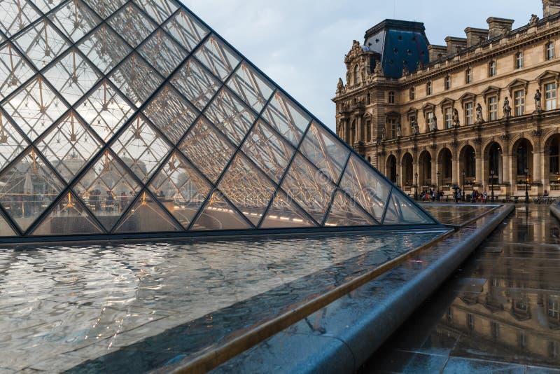 La Pyramide De Louvre Paris Au Coucher Du Soleil Photos