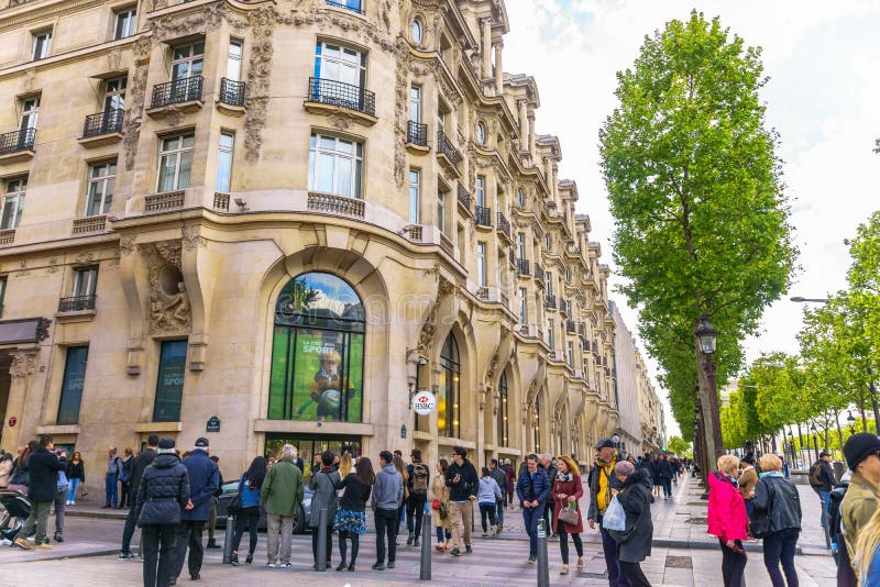 File:Avenue des Champs-Élysées - magasin Louis Vuitton.jpg - Wikimedia  Commons