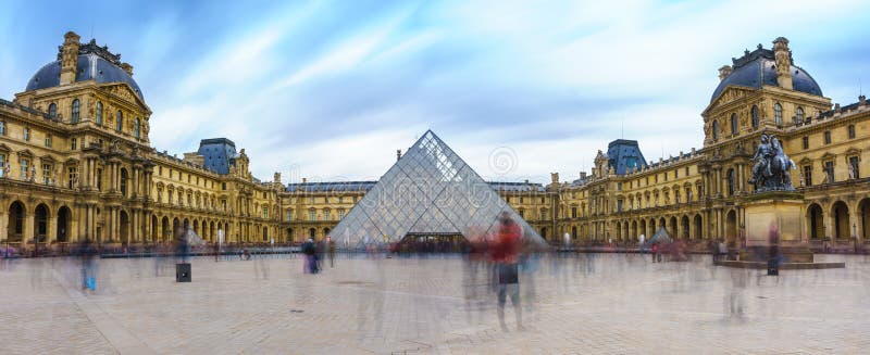Paris, France - 1er mai 2017 : Vue panoramique du musée de Louvre photo stock Paris, France - 1er mai 2017 : Vue panoramique du musée de Louvre photo stock