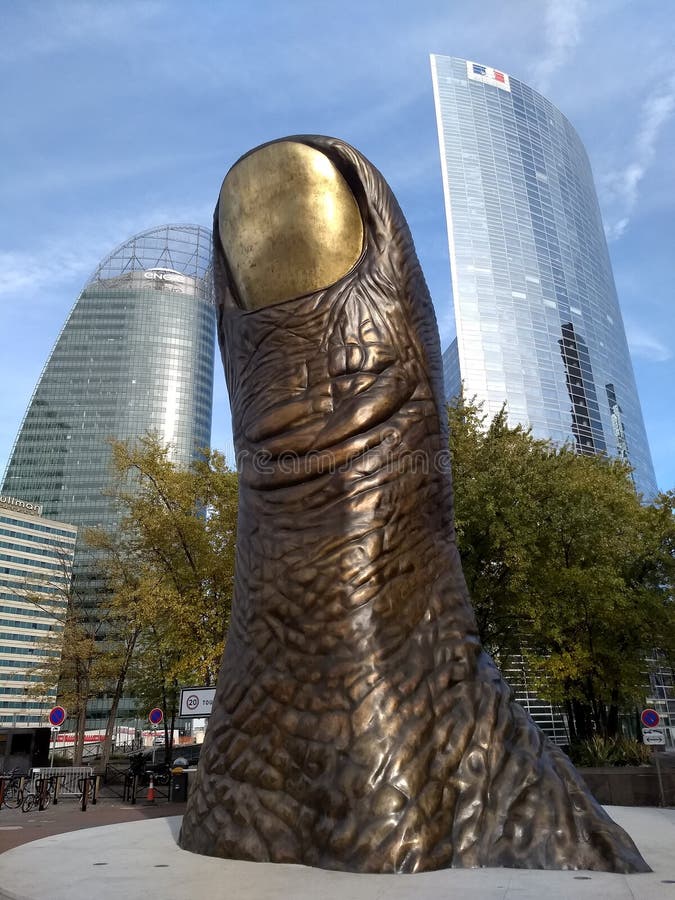 Paris /France - 1er novembre 2017 : Le monument en bronze au pouce Le Pouce par le sculpteur Cesar Baldaccini photos stock Paris /France - 1er novembre 2017 : Le monument en bronze au pouce Le Pouce par le sculpteur Cesar Baldaccini photos stock