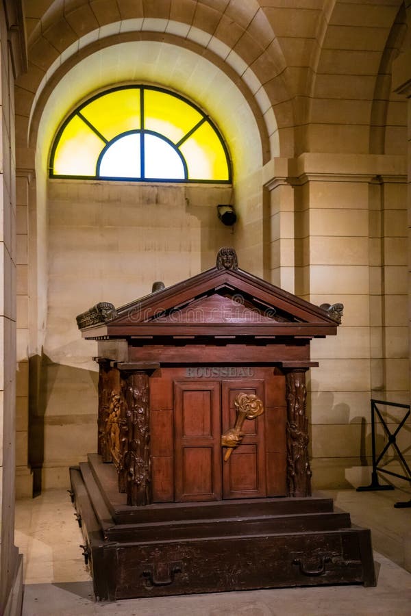Paris, France - 24 04 2019 : Intérieur de Jean-Jacques Rousseau Grave du Panthéon Mausolée laïque contenant les restes photographie stock libre de droits Paris, France - 24 04 2019 : Intérieur de Jean-Jacques Rousseau Grave du Panthéon Mausolée laïque contenant les restes photographie stock libre de droits