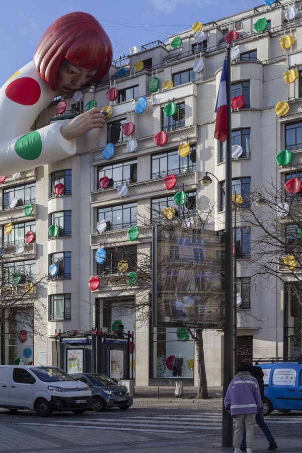 The gigantic Yayoi Kusama in front of the Louis Vuitton