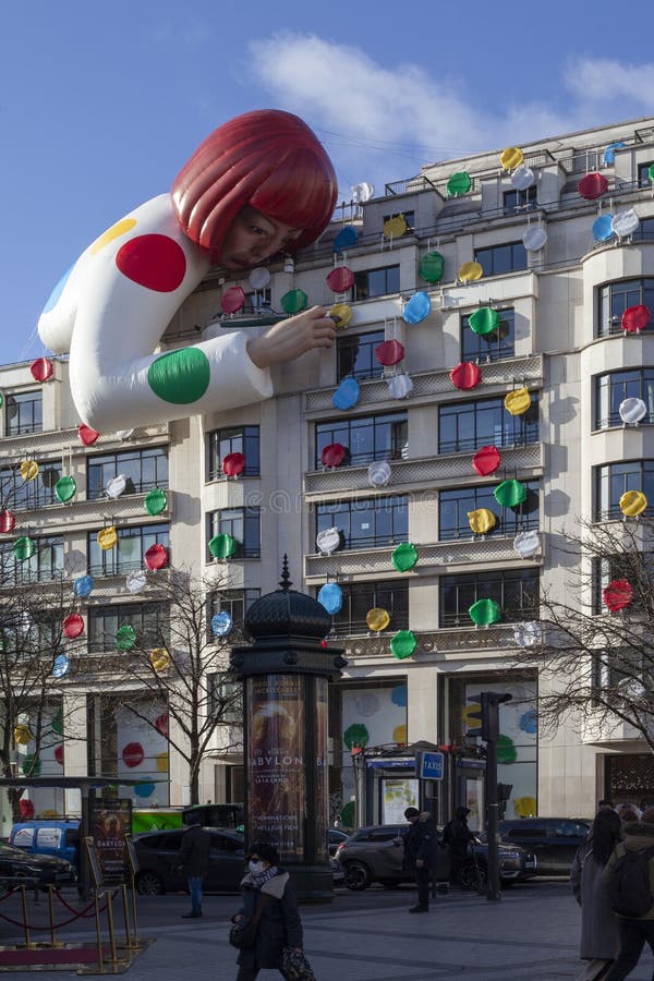 The gigantic Yayoi Kusama in front of the Louis Vuitton