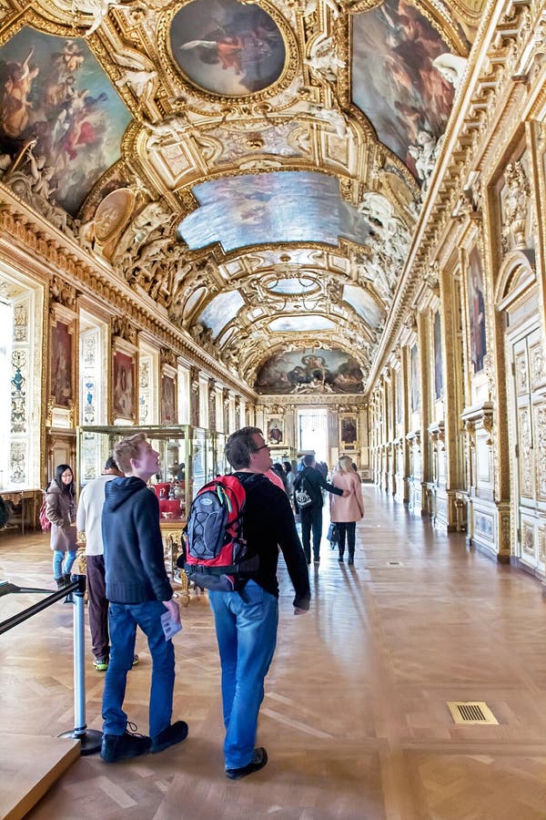 Paris, France - 11 janvier 2015 : Les gens visitent, marchant (à l'intérieur) le musée de Louvre paris photos libres de droits Paris, France - 11 janvier 2015 : Les gens visitent, marchant (à l'intérieur) le musée de Louvre paris photos libres de droits