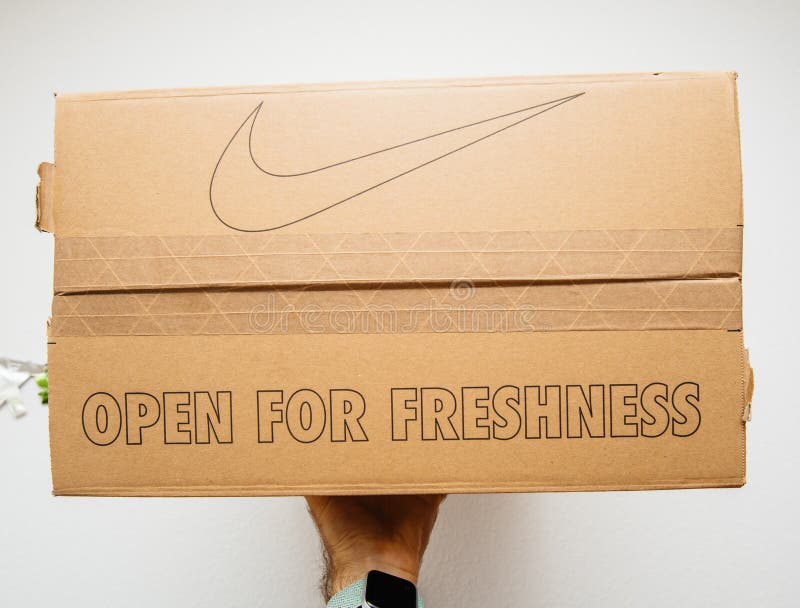 schraper Creatie Hub Open for Freshness and Nike Logotype on Cardboard Box with Shoes Editorial  Photo - Image of nike, accessory: 155458551