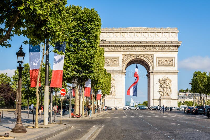Le drapeau du Sénégal flotte sur l'Avenue des Champs Élysées : La France  sort le grand