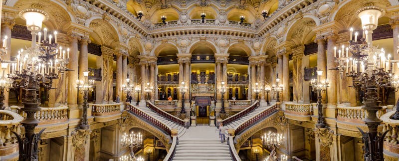 Paris, France, le 31 mars 2017 : Vue intérieure de l'opéra De national Paris Garnier, France Il a été construit à partir de 1861 photographie stock Paris, France, le 31 mars 2017 : Vue intérieure de l'opéra De national Paris Garnier, France Il a été construit à partir de 1861 photographie stock