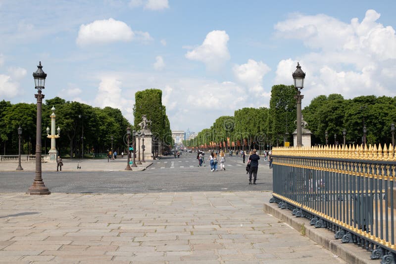 PARIS, FRANCE - 25 MAI 2019 : Vue du Champs-Elysees en direction de la voûte triomphale Photo prise de Place de la Concorde images stock PARIS, FRANCE - 25 MAI 2019 : Vue du Champs-Elysees en direction de la voûte triomphale Photo prise de Place de la Concorde images stock