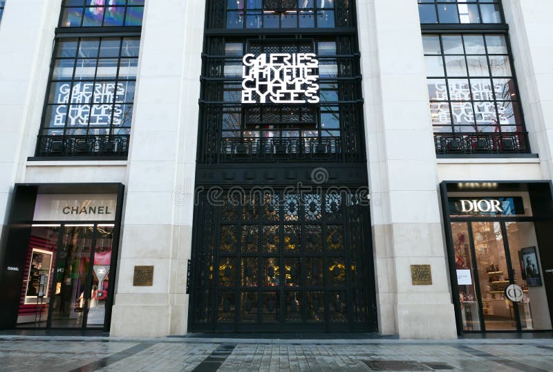 Paris, France, People Shopping Outside Louis Vuitton Luxury Clothing Store  Front, Saint Germain des Pres Stock Photo - Alamy