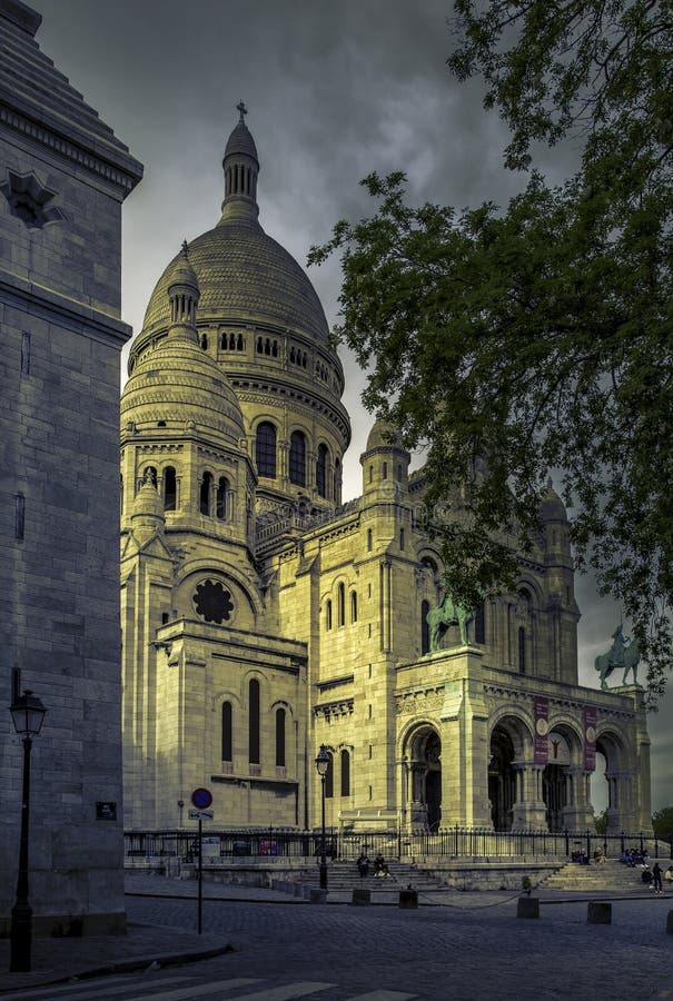 Romantic Parisian sunset over Sacre Coeur basilica on Montmartre hill in Paris royalty free stock image Romantic Parisian sunset over Sacre Coeur basilica on Montmartre hill in Paris royalty free stock image
