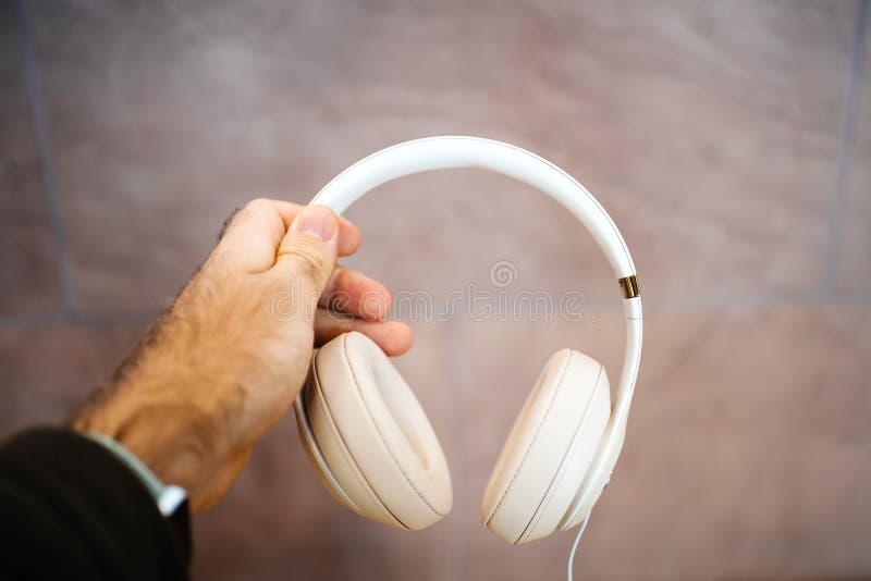 Beats headphones and phone hi-res stock photography and images - Alamy