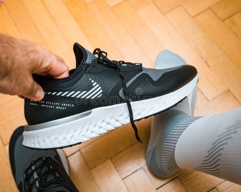 Ploeg Slink ballet Man Testing Nike Model Odyssey React Shield 2 Running Shoes Editorial Photo  - Image of background, nike: 164349791