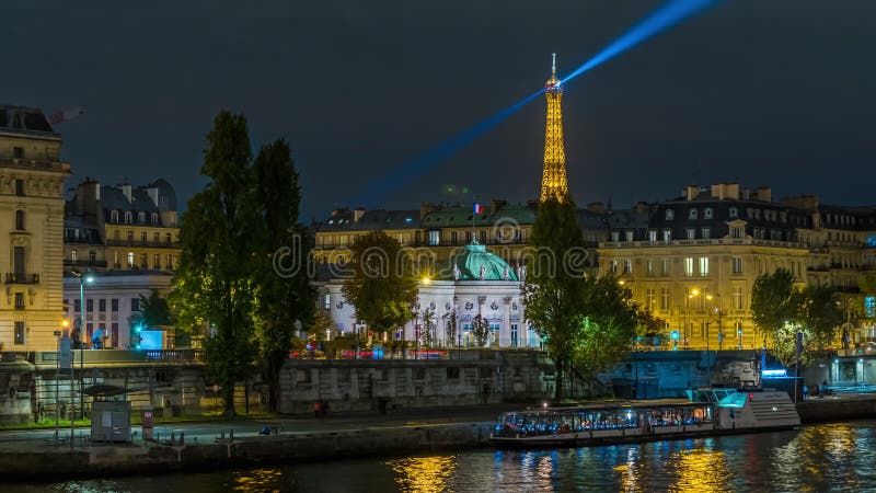 Paris france timelapse eiffel tower à paris la nuit surplombant d'autres monuments célèbres seine river et docks