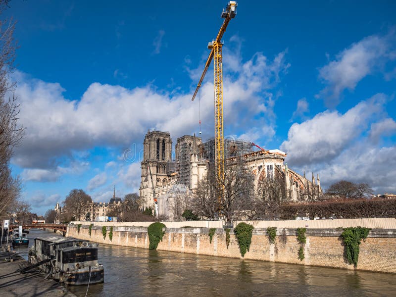 PARIS, FRANCJA - 17 lutego 2020 : Przywrócenie Notre-Dame de Paris po tym, jak katedra się podpaliła, niszcząc. PARIS, FRANCJA - 17 lutego 2020 : panoramiczny widok na Notre-Dame de Paris po tym, jak katedra się podpaliła, niszcząc pająk, dęb i dach