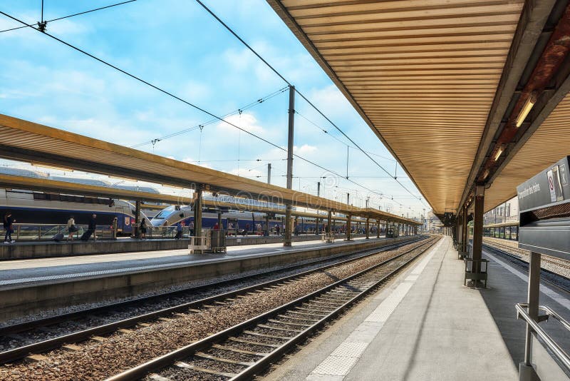 PARIS, FRANKREICH - 9. JULI 2016: Hochgeschwindigkeitszug am Nordr lizenzfreie stockfotos PARIS, FRANKREICH - 9. JULI 2016: Hochgeschwindigkeitszug am Nordr lizenzfreie stockfotos