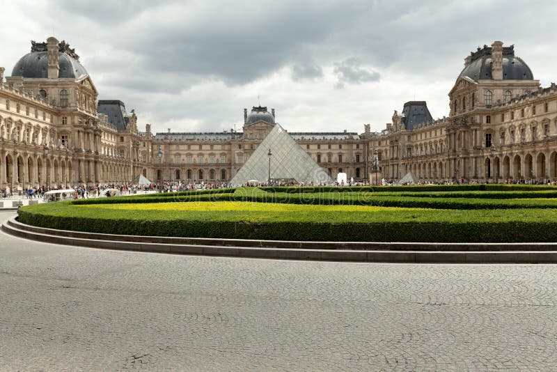 PARIS, FRANKREICH - 1. Juni 2018: Ansicht des berühmten Louvre-Museums mit Louvre-Pyramide bei Abendsonnenuntergang Louvre-Museum lizenzfreie stockfotos PARIS, FRANKREICH - 1. Juni 2018: Ansicht des berühmten Louvre-Museums mit Louvre-Pyramide bei Abendsonnenuntergang Louvre-Museum lizenzfreie stockfotos