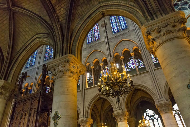 PARIS FRANKRIKE - JUNI 23, 2017: Gammalt tak i Notre-Dame de Pariskyrkan royaltyfri foto PARIS FRANKRIKE - JUNI 23, 2017: Gammalt tak i Notre-Dame de Pariskyrkan royaltyfri foto