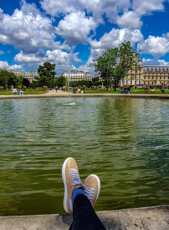 Paris Frankrike, Juni 2019: Koppla av i den Tuileries trädgården arkivbild Paris Frankrike, Juni 2019: Koppla av i den Tuileries trädgården arkivbild