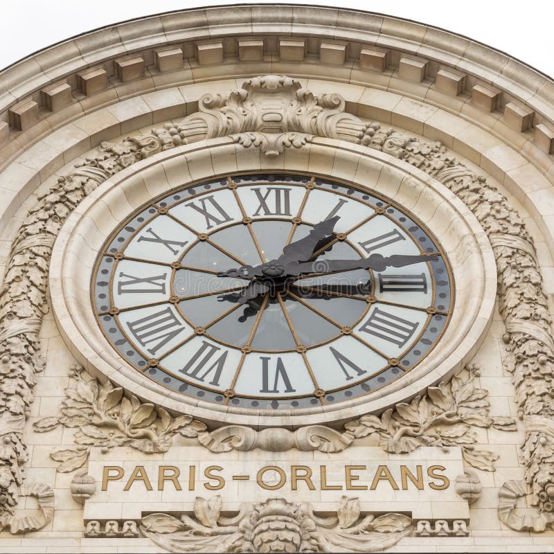 Paris Frankrike, mars 28 2017: Sikt av väggklockan i det D-`-Orsay museet D-` Orsay - ett museum på den vänstra banken av Seine