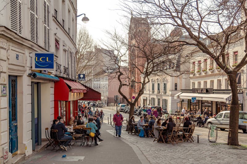 Paris Frankrike, mars 31 2017: Typisk sikt av den parisiska gatan Arkitektur och gränsmärke av Paris royaltyfri bild