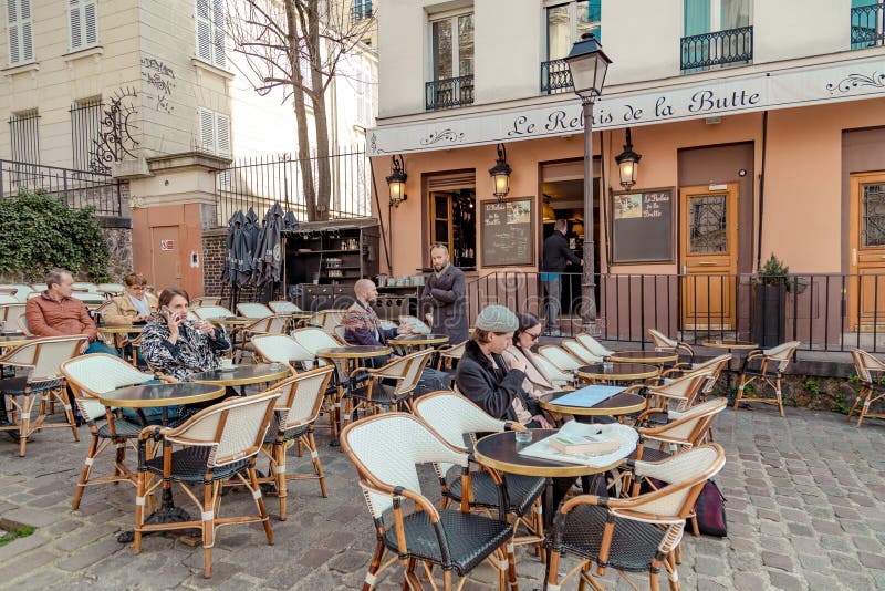 Paris Frankrike, mars 31 2017: Typisk sikt av den parisiska gatan Arkitektur och gränsmärke av Paris arkivfoto