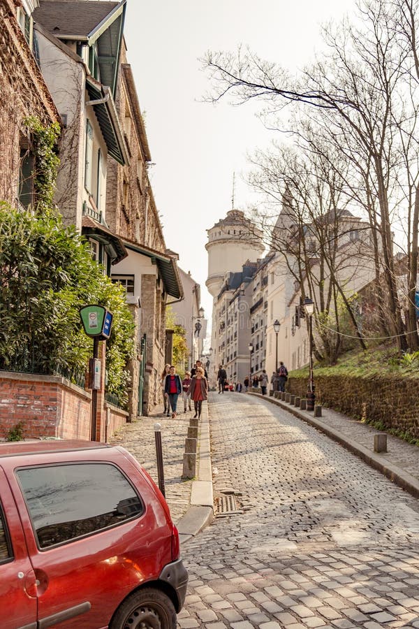 Paris Frankrike, mars 31 2017: Typisk sikt av den parisiska gatan Arkitektur och gränsmärke av Paris royaltyfri foto