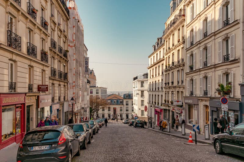 Paris Frankrike, mars 26 2017: Typisk sikt av den parisiska gatan Arkitektur och gränsmärke av Paris arkivbilder