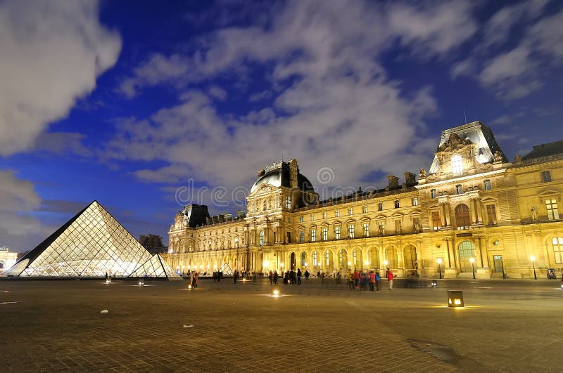 Paris Frankrike - Novwmber 10, 2017 Louvremuseum och pyramid på skymning arkivbilder Paris Frankrike - Novwmber 10, 2017 Louvremuseum och pyramid på skymning arkivbilder