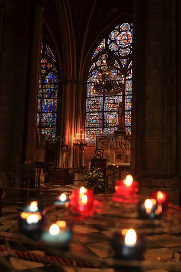 Paris Frankrike - Oktober 28, 2018: Inre av den Notre Dame de Paris domkyrkan Litet altare med suddiga erbjudande stearinljus på royaltyfria bilder Paris Frankrike - Oktober 28, 2018: Inre av den Notre Dame de Paris domkyrkan Litet altare med suddiga erbjudande stearinljus på royaltyfria bilder