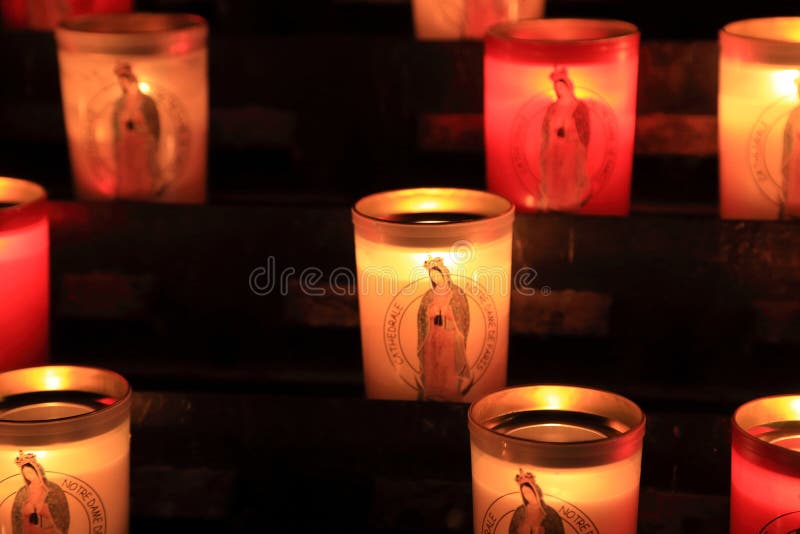 PARIS FRANKRIKE - OKTOBER 28, 2018: Offeringsstearinljus i Notre-Dame de Paris f?r brandfara royaltyfri foto PARIS FRANKRIKE - OKTOBER 28, 2018: Offeringsstearinljus i Notre-Dame de Paris f?r brandfara royaltyfri foto