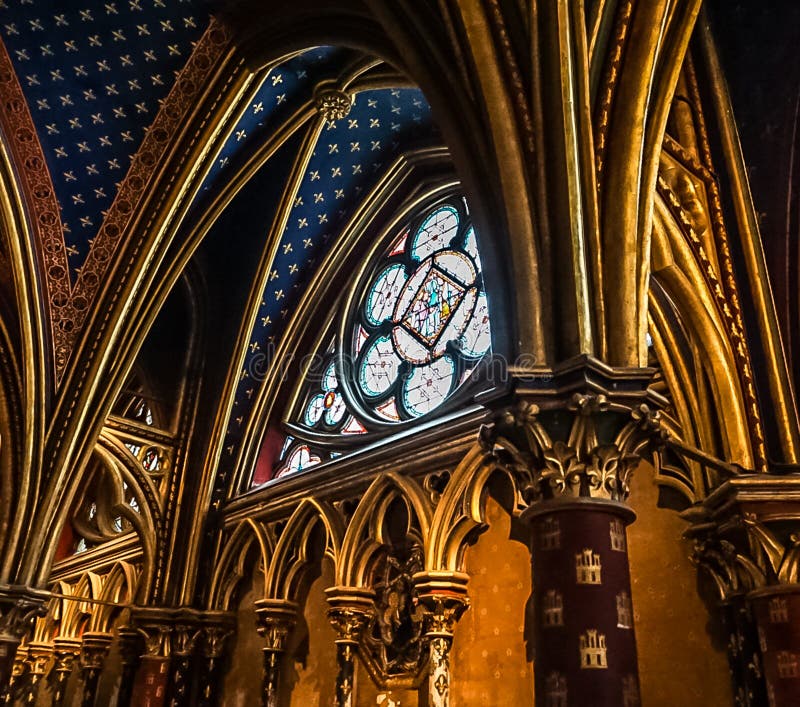 Paris, França - agosto 3,2019: Vista interior do Sainte-Chapelle imagem de stock royalty free Paris, França - agosto 3,2019: Vista interior do Sainte-Chapelle imagem de stock royalty free