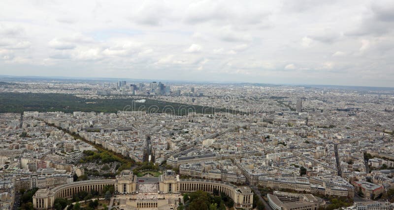 Paris, França - 21 de agosto de 2018: Vista panorâmica da torre Eiffel com palácio de Trocadero e defesa e mais construções dentr