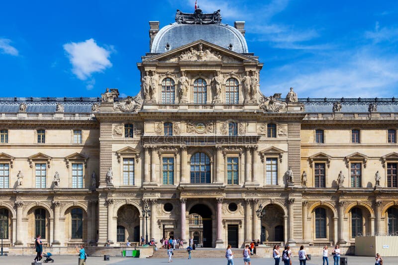 PARIS, FRANÇA - 23 DE JUNHO DE 2017: Vista do Pavillon Sully do Louvre É o maior museu de arte do mundo e está abrigado no imagem de stock royalty free PARIS, FRANÇA - 23 DE JUNHO DE 2017: Vista do Pavillon Sully do Louvre É o maior museu de arte do mundo e está abrigado no imagem de stock royalty free