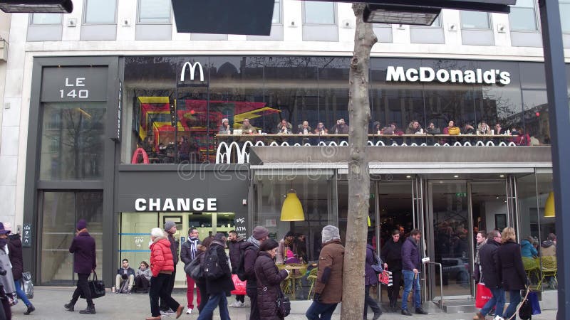 PARIS, FRANÇA - DEZEMBRO, 31, 2016 Restaurante do ` s de McDonald na rua famosa de Champs-Elysees do francês foto de stock PARIS, FRANÇA - DEZEMBRO, 31, 2016 Restaurante do ` s de McDonald na rua famosa de Champs-Elysees do francês foto de stock