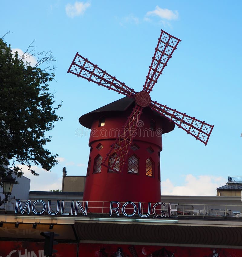Paris, França - em abril de 2017: Vista do moinho vermelho do vermelho de Moulin em Paris, taberna famosa na vizinhança de Montma fotos de stock Paris, França - em abril de 2017: Vista do moinho vermelho do vermelho de Moulin em Paris, taberna famosa na vizinhança de Montma fotos de stock