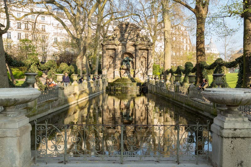 Paris, França, o 27 de março de 2017: Fonte de Medici no jardim Jardin du Luxemburgo de Luxemburgo, Paris foto de stock royalty free Paris, França, o 27 de março de 2017: Fonte de Medici no jardim Jardin du Luxemburgo de Luxemburgo, Paris foto de stock royalty free
