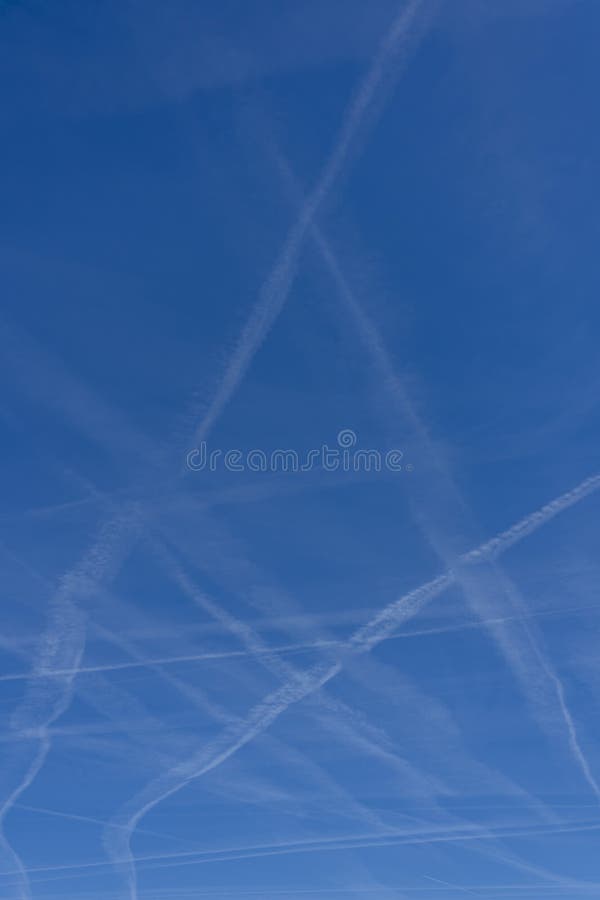 Paris Franța 04 06 2025 : Fundal cer. Vedere detaliată a unui cer albastru cu traiectorie de avion stock photo