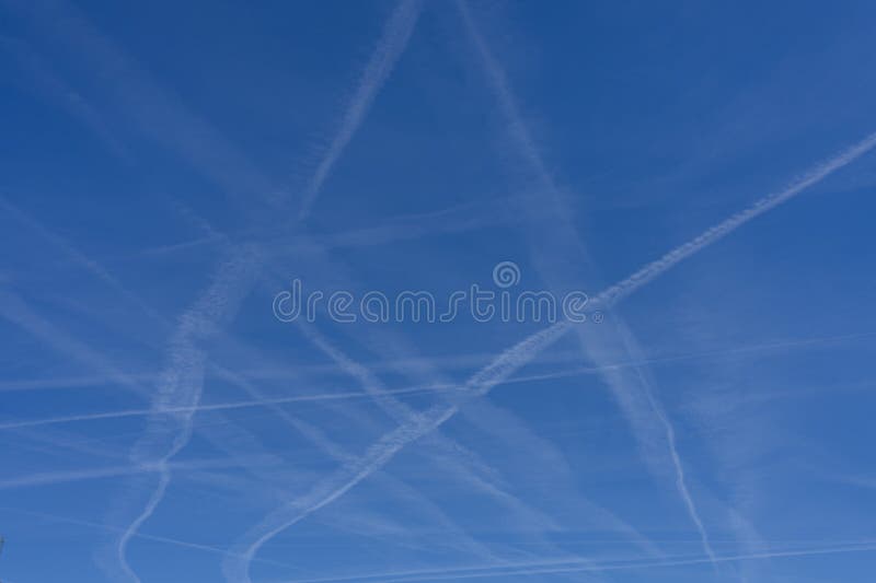 Paris Franța 04 06 2025 : Fundal cer. Vedere detaliată a unui cer albastru cu traiectorie de avion stock image