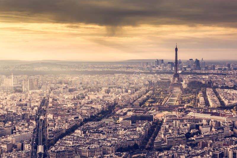 Paris, horizon de Frances au coucher du soleil Tour Eiffel dans la lumière d'or romantique photo libre de droits Paris, horizon de Frances au coucher du soleil Tour Eiffel dans la lumière d'or romantique photo libre de droits