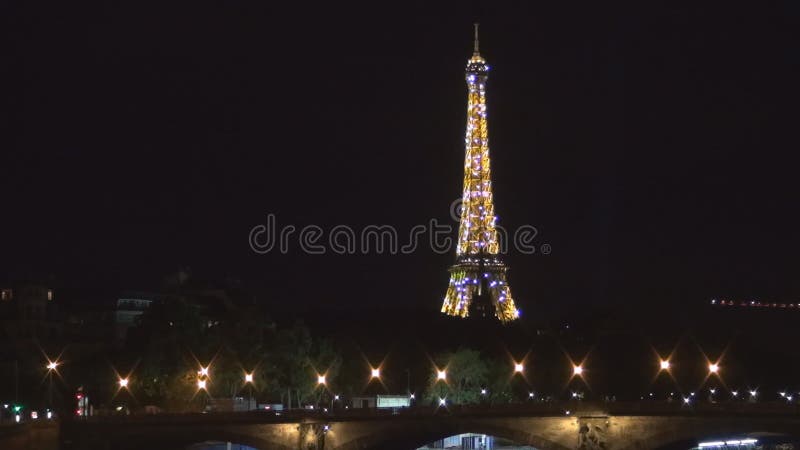 Paris i natt med den tända och Seine River vattenEiffeltorn reflexion