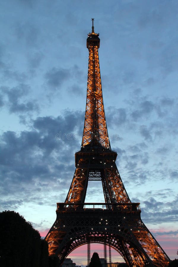 PARIS BY NIGHT: THE EIFFEL TOWER royalty free stock photos