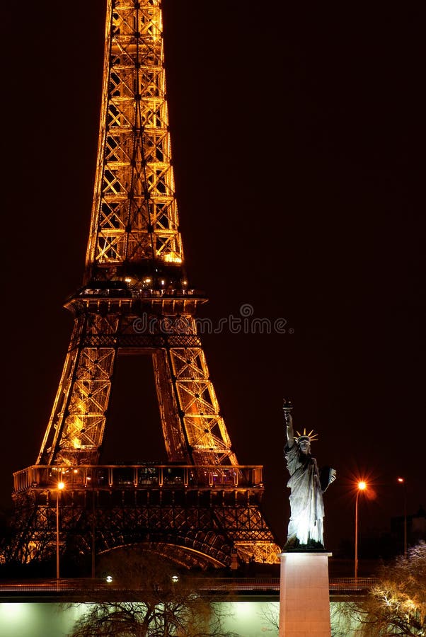 The statue of liberty is lit up at night photo – Free Nv Image on Unsplash