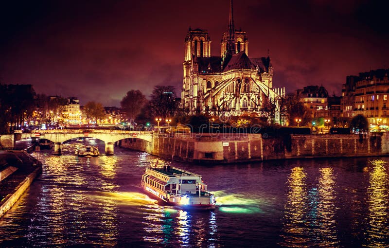 París por la noche, dama París catedral.