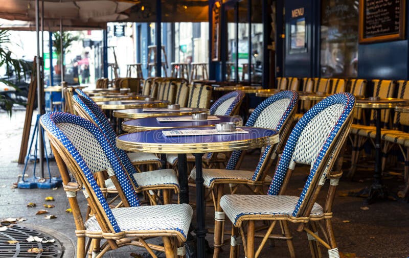paris Opinião da rua de um restaurante com tabelas e cadeiras Pari do café